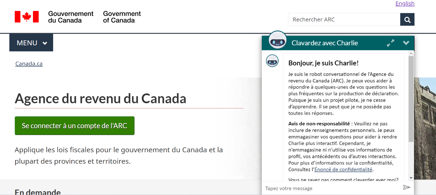 La page d’accueil de l’Agence du revenu du Canada et une fenêtre contextuelle de clavardage avec un robot conversationnel.